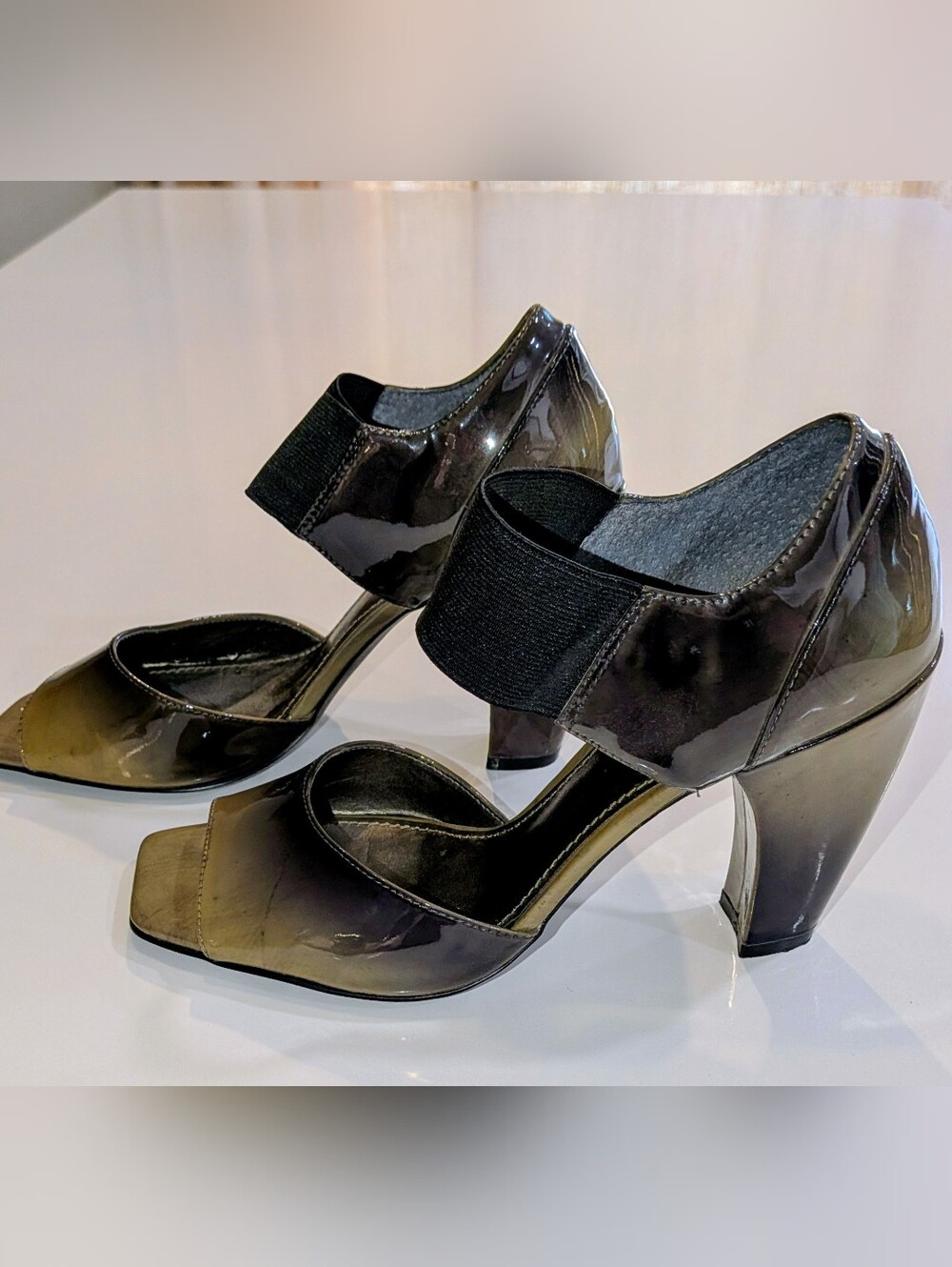Sleek Olive/Black Hombre Patent Leather Open-Toe Heels with Elastic Strap